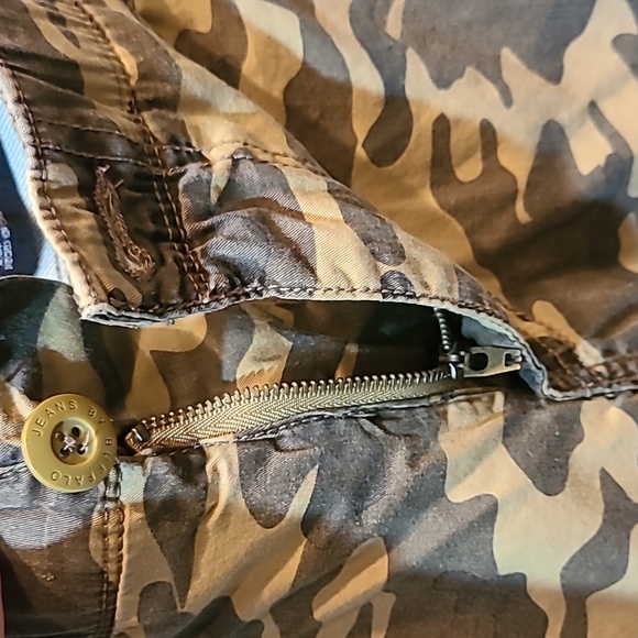 Jeans By Buffalo Camo Cargo Shorts Size 28 - Picture 13 of 13